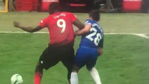 <p>Lukaku (l.) im Duell mit Azpilicueta</p>