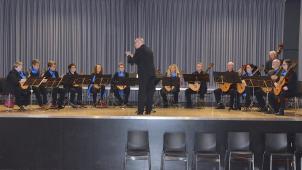 <p>Das Kgl. Mandolinenorchester Eupen unter der Leitung von William Trips bei seiner Aufführung am Samstag im Haus Harna. Die filigrane und präzise Zupfmusik hinterließ bei den Zuhörern und bei der Jury einen hervorragenden Eindruck.</p>