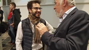 <p>Zwei Flamen beim Fachsimpeln: Nico Neyens, Vorsitzender der Jury (rechts), zusammen mit dem musikalischen Leiter von „Quattro Lamiere“, Senne La Mela.</p>