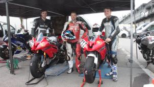 <p>Das neue ostbelgische Lux-Moto Racing mit (v.l.) Kevin Kaut, Jérôme Feyen und Stig Dupuis.</p>