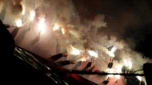 <p>Schiedsrichter Erik Lambrecht hatte das Clasico Standard-Anderlecht vom 12. April nach einem ersten Pyrotechnik-Zwischenfall zunächst für einige Minuten unterbrochen. Nach weiteren Ausschreitungen war die Partie endgültig abgebrochen worden.</p>