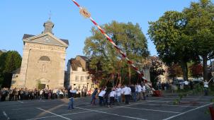 <p>Ganz so einfach ist es nicht, so einen 21 Meter hohen Fichtenstamm in die Senkrechte zu bekommen.</p>