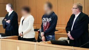 <p>Mutter (2. v. l.) und Vater (2. v. r.) des verstorbenen Jungen mussten sich vor dem Aachener Landgericht verantworten.</p>
