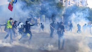 <p>Vermummte Demonstranten liefern sich in Paris Straßenschlachten mit der Polizei.</p>