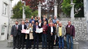 <p>Lauter zufriedene Gesichter: Das Tarifabkommen steht. Bis 2024 dürfte im nicht-kommerziellen Sektor der DG Sozialfrieden herrschen.</p>