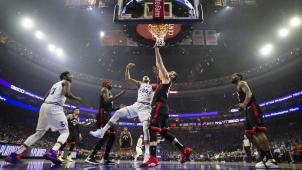 <p>Luftkampf zwischen Ben Simmons (Mitte l.) von den Philadelphia 76ers und Marc Gasol (Mitte r.) von den Toronto Raptors</p>