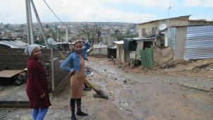 <p>Maulein Dikobo (l) und ihre Freundin gehen durch das Township Johannesburgs Alexandra. Dikobo sagt, dass sie bei den Wahlen am 8. Mai nicht wählen wird.</p>
