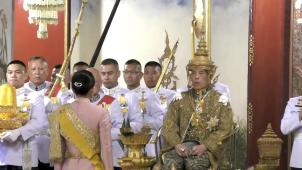 <p>Thailand hat wieder einen gekrönten König. In einer feierlichen Zeremonie setzte sich der seit zweieinhalb Jahren amtierende Monarch Maha Vajiralongkorn am Samstag in Bangkok die Krone auf.</p>