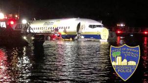 <p>Dieses vom Jacksonville Sheriff's Office zur Verfügung gestellte Bild zeigt die Rettungskräfte neben einem Flugzeug im Wasser.</p>