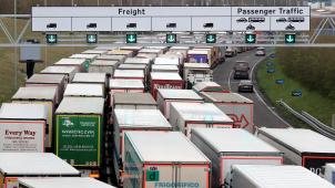 <p>Großbritannien, Folkestone: Lastwagen stehen vor dem Eurotunnel im Stau.</p>