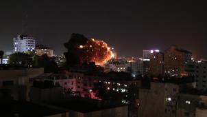 <p>Ein israelischer Luftangriff trifft Gaza.</p>