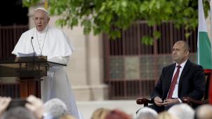 <p>Papst Franziskus hat seine Rede neben Bulgariens Staatspräsident Rumen Radew gehalten.</p>