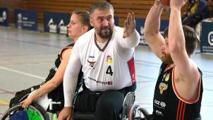 <p>Bulls-Spieler Nazif Comor beim Hinspiel gegen Zwickau in Aktion</p>