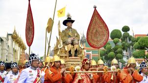 <p>Thailands König Maha Vajiralongkorn wird anlässlich seiner Krönung auf einer Sänfte durch die Straßen getragen.</p>