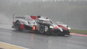 <p>Der siegreiche Toyota TS050 Hybrid im Schneegestöber in Spa-Francorchamps.</p>