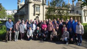 <p>Die Reisegruppe im Garten des Royal Pavillon in Brighton.</p>