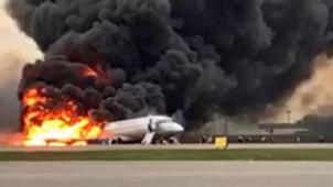 <p>Flammen und dichter Rauch: Kurz nach dem Start in Moskau fängt eine Passagiermaschine auf dem Weg in Russlands Norden Feuer. Mehr als ein Dutzend Menschen sterben.</p>