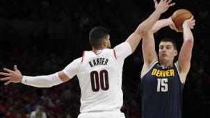 <p>Den Erfolg fest im Blick: Center Nikola Jokic (r.) von den Denver Nuggets.</p>