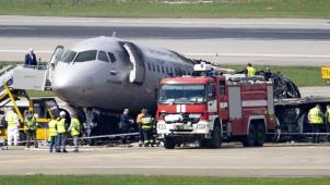<p>Blick auf das Wrack der Maschine des Typs Suchoi Superjet-100 auf dem Flughafen Scheremetjewo.</p>