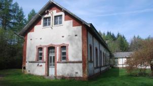 <p>Block A 70, der früher als Lazarett diente, ist von einem Nadelholzbestand umgeben.</p>