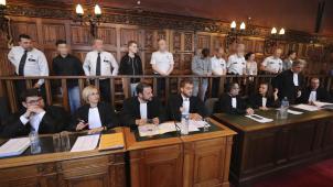 <p>Fünf junge Angeklagte vor dem Lütticher Geschworenengericht. Zum Prozessauftakt wurden unerträgliche Schilderungen von Folter und Gewalt verlesen.</p>