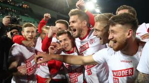 <p>Kölns Simon Terodde (M) und seine Mannschaftskollegen feiern den Rückkehr in die Bundesliga.</p>