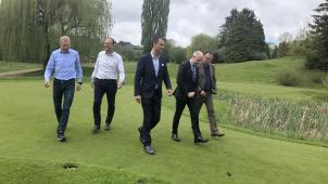 <p>Die Kiwaner William Gerkens, Guy Belleflamme, Ralph Homburg, Jean-Marie Jakubowski und Yves Derwahl (v. l. n. r.) bei einer Ortsbegehung in Henri-Chapelle. Am 18. Mai feiert Kiwanis Eupen Grenzenlos dort mit vielen Prominenten seinen 20. Geburtstag.</p>