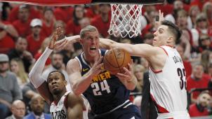 <p>Mason Plumlee (Mitte) von den Denver Nuggets im Zweikampf mit Portlands Rodney Hood</p>