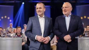 <p>Die Politiker Manfred Weber (links, EVP) und Frans Timmermans (SPE) bei der „Wahlarena zur Europawahl</p>