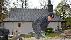 <p>Ausbilder Olivier Doome unterstützt die Mauerschüler und die Mitarbeiter des St.Vither Bauhofs bei der Instandsetzung der Einfriedungsmauer in Wiesenbach.</p>
