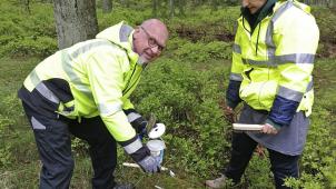 <p>Alfred Theißen von der StädteRegion Aachen und Ayse Kus von der belgischen Vermessungsverwaltung überprüfen einen Landesgrenzstein.</p>