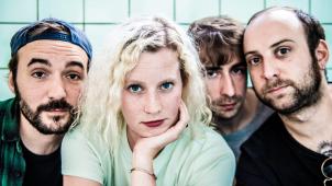 <p>Annabel Lee eröffnet den Abend.</p>