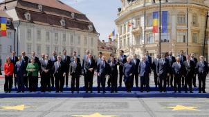 <p>Die Staats- und Regierungschefs der Europäischen Union stehen für ein Gruppenfoto zusammen. Von Einigkeit auf dem Papier war aber nur wenig zu sehen.</p>