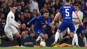 <p>Nationalspieler Eden Hazard (Bildmitte) hat die Fußball-Festspiele von Eintracht Frankfurt in der Europa League in einem Elfmeter-Krimi beendet.</p>