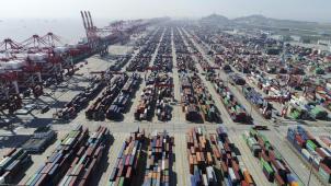 <p>Die USA haben die Sonderzölle auf Wareneinfuhren aus China empfindlich erhöht - das Bild zeigt einen Containerdock im Tiefwasserhafen Yangshan.</p>