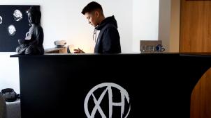 <p>Die Räumlichkeiten von Max Hermanns an der Klötzbahn überzeugen mit einer gemütlichen Atmosphäre und modernem Design.</p>