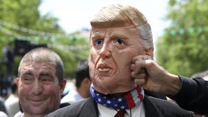 <p>Ein iranischer Demonstrant gibt vor, eine Maske, die Donald Trump ähnelt, im Rahmen eines Protestes zu schlagen. Der US-Präsident lässt weiter keine Strategie in der Außenpolitik erkennen.</p>