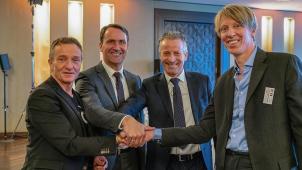 <p>Ernst Faber (2. v. r.) mit Jacques Ahn, Franz Ratzenberger und Royal Posthumus-Chef Nicholas van der Plaats (v. l.).</p>