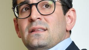 <p>Antonios Antoniadis (SP) </p>
<p>Das Ergebnis ist nicht repräsentativ. Bereits vor Bekanntmachung der Resultate habe ich darauf hingewiesen, dass man nicht prüfen kann, ob die Teilnehmer wahlberechtigt sind und wie viele E-Mail-Adressen sie verwendet haben.<br />
Hinzu kommt, dass nicht ein Querschnitt der Gesellschaft abgestimmt hat, sondern ein Teil der GrenzEcho-Leser.<br />
Viele unserer Unterstützer konnten ihre Stimme aus technischen Gründen nicht abgeben.<br />
Wir haben gut gearbeitet und setzen unsere Kampagne genauso weiter fort.</p>