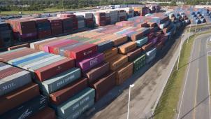<p>Container der China Shipping Group und anderer Unternehmen stehen am Hafen Virginia International Terminal. US-Präsident Trump hat den Handelskrieg mit China drastisch verschärft.</p>