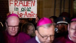 <p>Frauen protestieren gegen Machtstrukturen in der Kirche und die Vertuschung von sexuellem Missbrauch durch Amtsträger.</p>