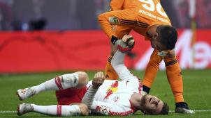 <p>Eine Szene aus dem Spiel RB Leipzig - FC Bayern München: Münchens Torwart Sven Ulreich hilft Leipzigs Timo Werner auf die Beine.</p>