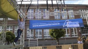 <p>Beim Parcours „School-Warrior“ mussten die Teilnehmer an Ringeln hangelnd, springend und balancierend ihre Geschicklichkeit unter Beweis stellen.</p>