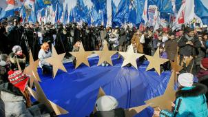 <p>Februar 2013: Unterstützer verschiedener ukrainischer Parteien haben sich in Kiew zu einer symbolischen EU-Flagge zusammengeschlossen während ihrer Kundgebung auf dem Unabhängigkeitsplatz.</p>