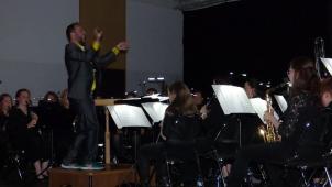 <p>Dirigent Harmen Vanhoorne führte die Ausführenden gekonnt durch die Musikperformance „DestIIny“, die die Zuschauer in der Weismeser Oberbayernhalle restlos begeisterte.</p>