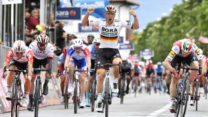 <p>Pascal Ackermann jubelt über seinen Etappensieg.</p>