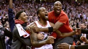 <p>Kawhi Leonard (m.) von den Toronto Raptors bejubelt mit Teamkollegen den Einzug in das NBA-Halbfinale.</p>