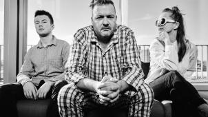 <p>Martin Bechler (Mitte) ist mit Fortuna Ehrenfeld in Aachen zu Gast. Unterstützt wird er von Paul Weißert (Drums, links) und Jenny Thiele (Keyboard).</p>