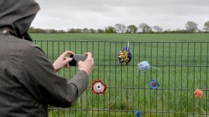 <p>Gehäkelte Blumen hängen am Wildschweinzaun an der deutsch-dänischen Grenze. Seit Januar baut Dänemark an der deutschen Grenze zum Schutz gegen die Afrikanische Schweinepest einen Wildschweinzaun.</p>