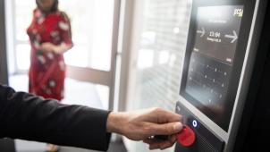 <p>Ein Mitarbeiter erfasst seine Arbeitszeit digital. Arbeitgeber sollen verpflichtet werden, die gesamte Arbeitszeit ihrer Beschäftigten systematisch zu erfassen.</p>